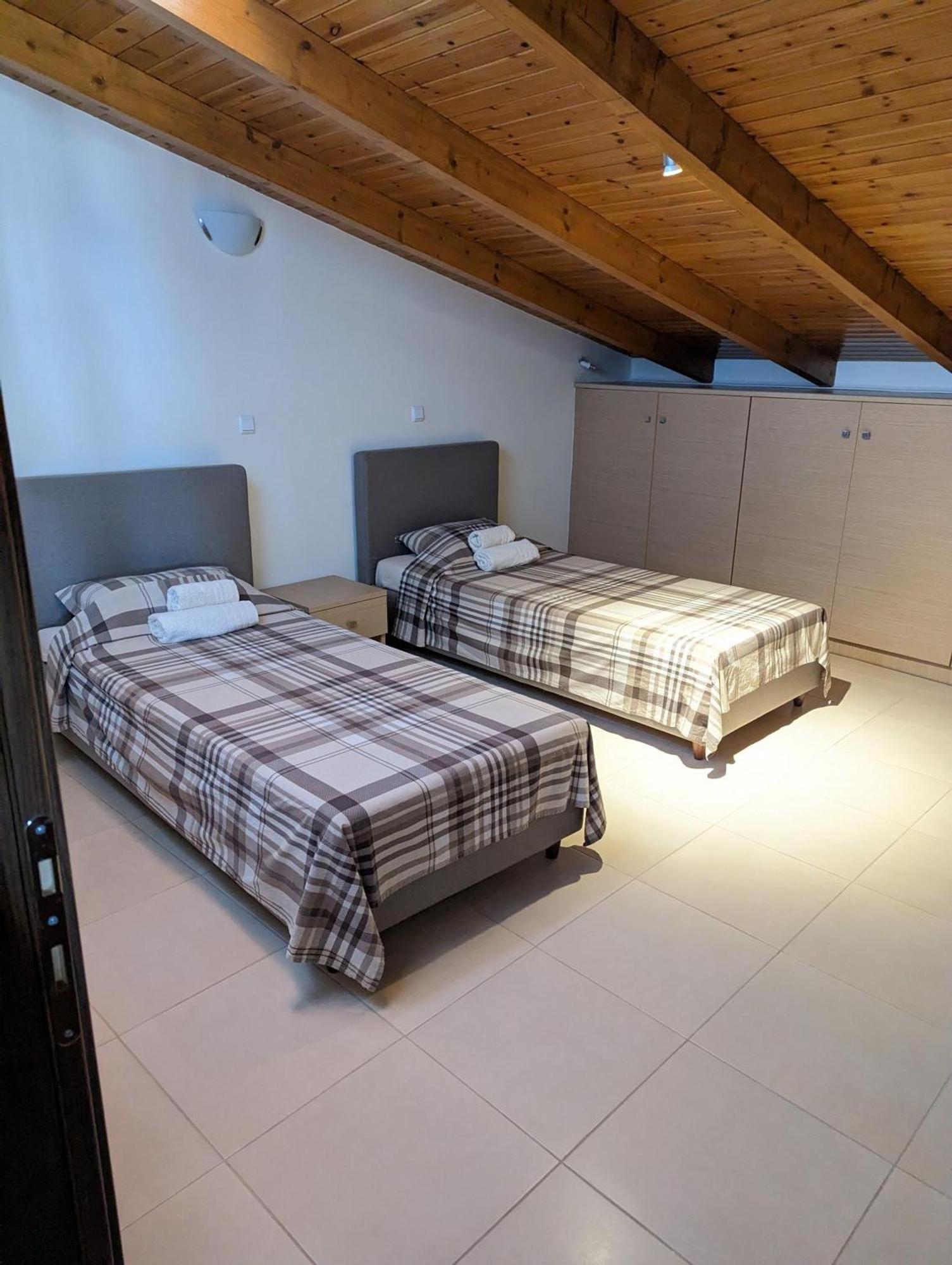 Samaras Apartments In กาเมนาวูร์ลา ภายนอก รูปภาพ