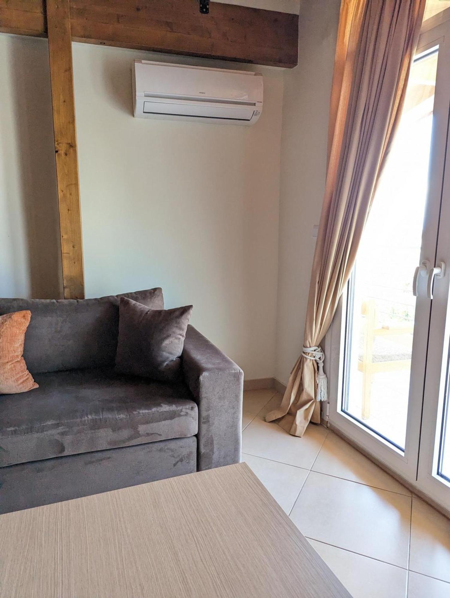 Samaras Apartments In กาเมนาวูร์ลา ภายนอก รูปภาพ