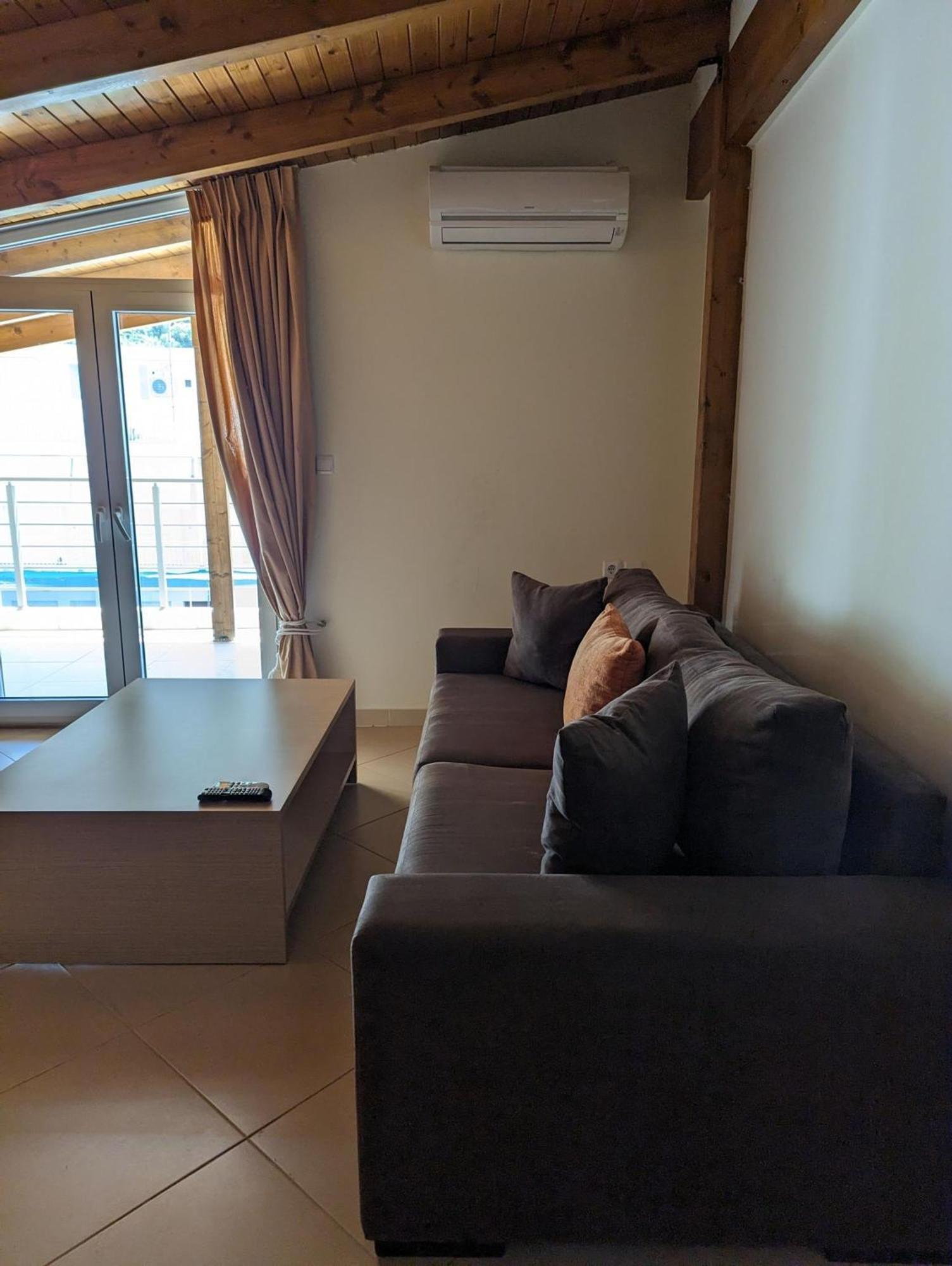 Samaras Apartments In กาเมนาวูร์ลา ภายนอก รูปภาพ