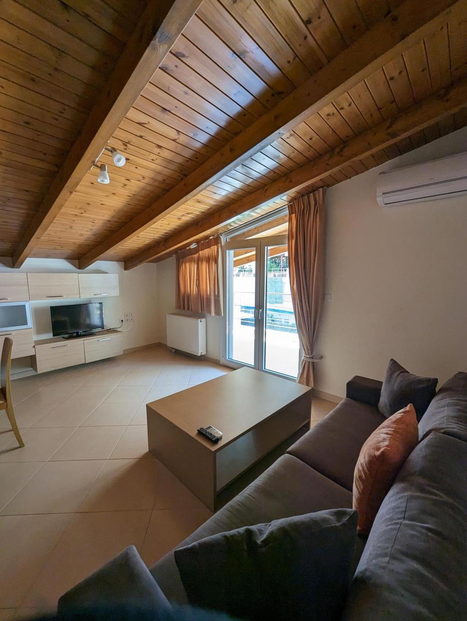 Samaras Apartments In กาเมนาวูร์ลา ภายนอก รูปภาพ