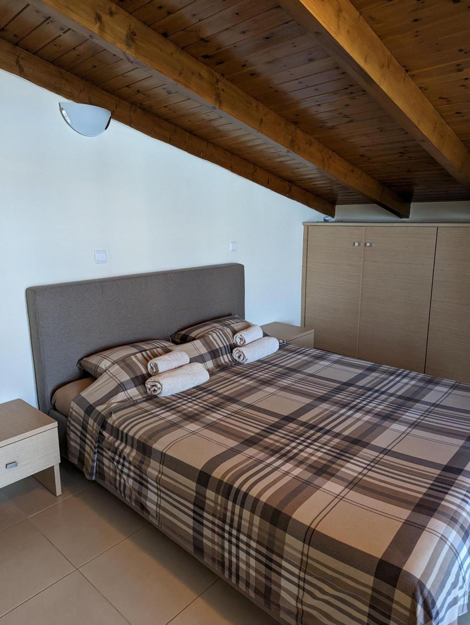 Samaras Apartments In กาเมนาวูร์ลา ภายนอก รูปภาพ