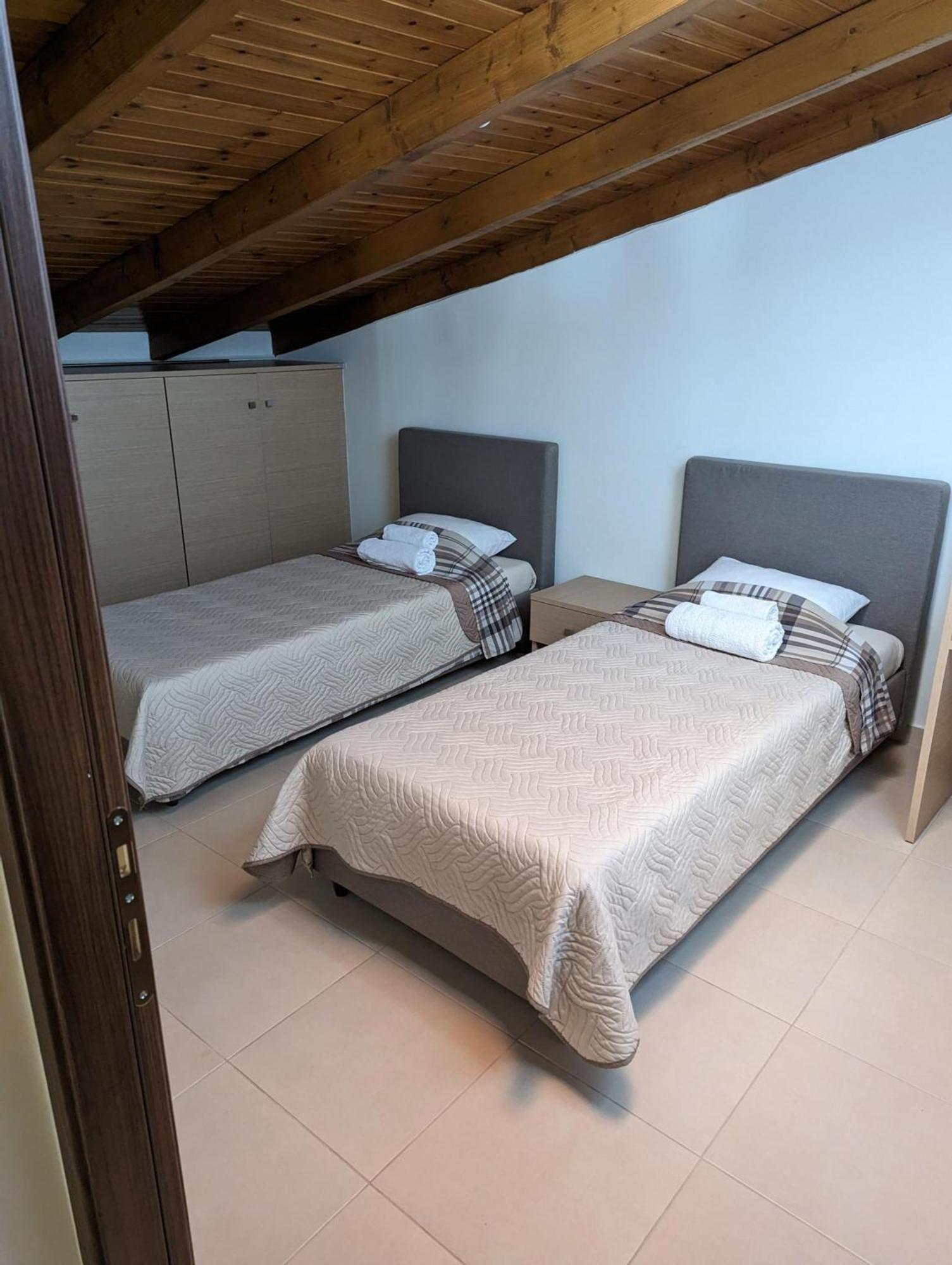Samaras Apartments In กาเมนาวูร์ลา ภายนอก รูปภาพ
