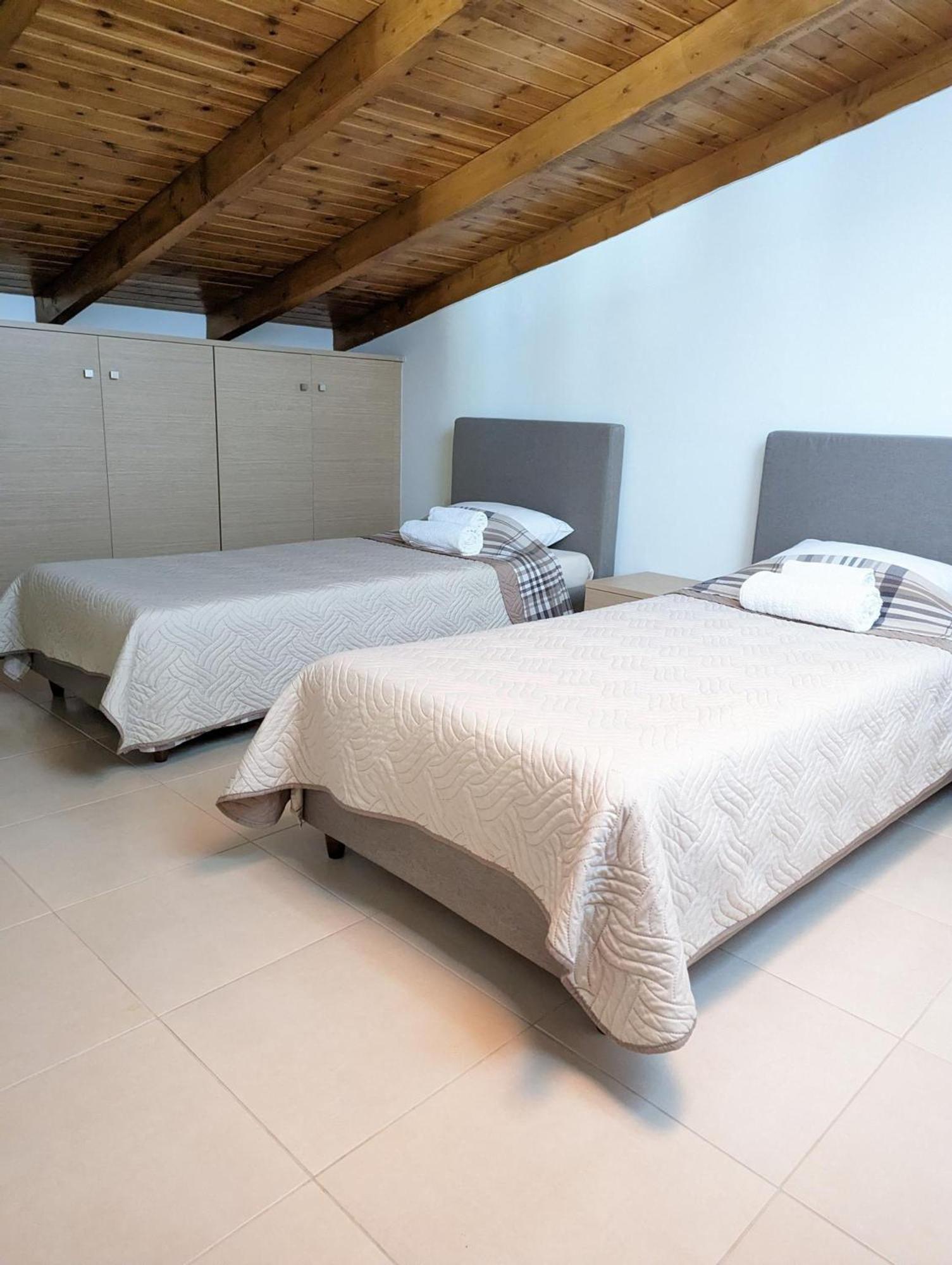 Samaras Apartments In กาเมนาวูร์ลา ภายนอก รูปภาพ