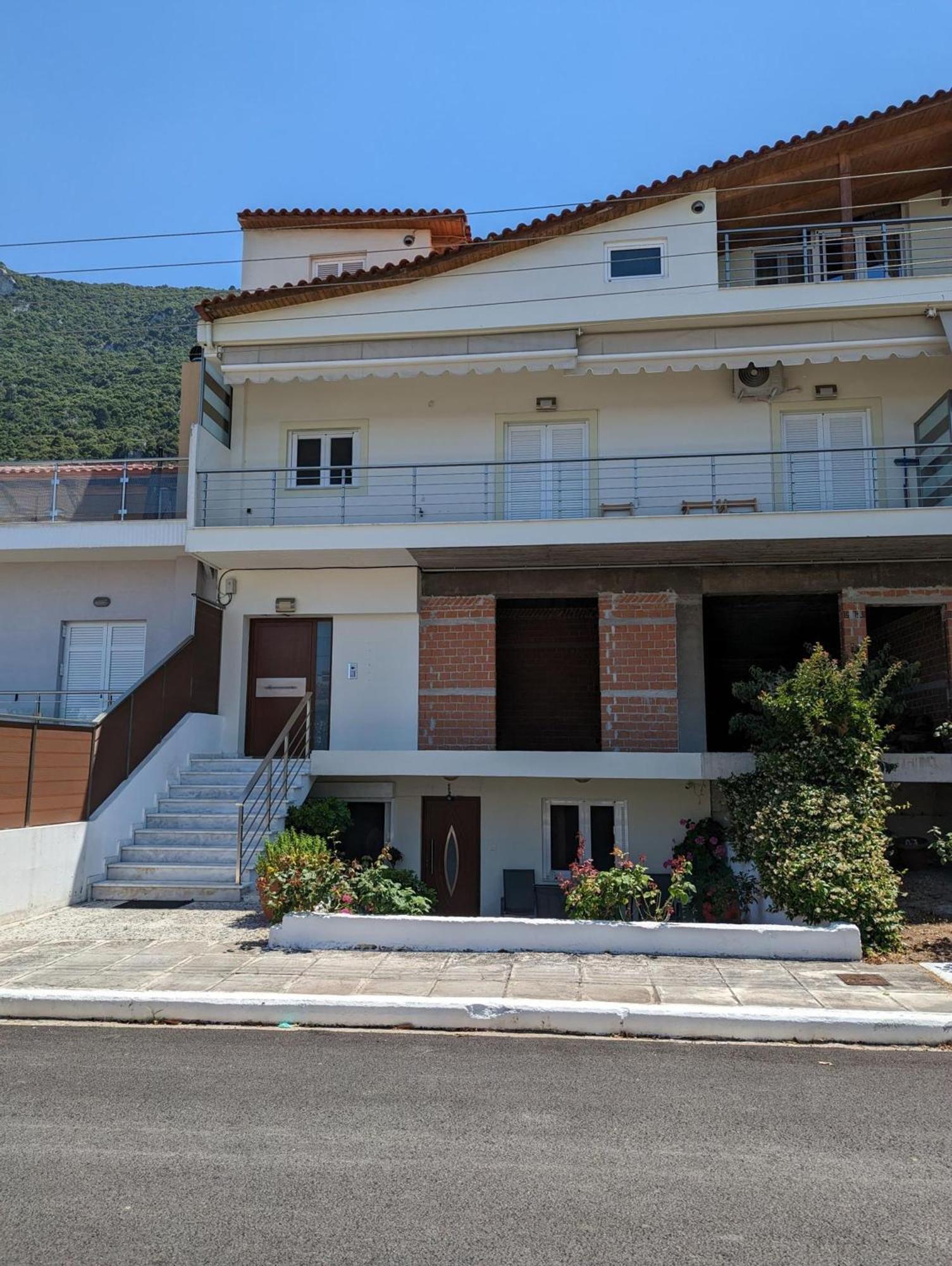 Samaras Apartments In กาเมนาวูร์ลา ภายนอก รูปภาพ