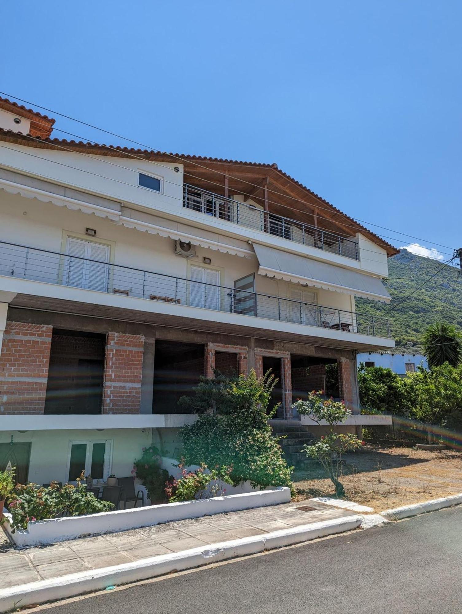 Samaras Apartments In กาเมนาวูร์ลา ภายนอก รูปภาพ